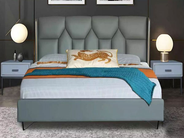 Quali precauzioni occorre adottare nella manutenzione di un letto imbottito in pelle?